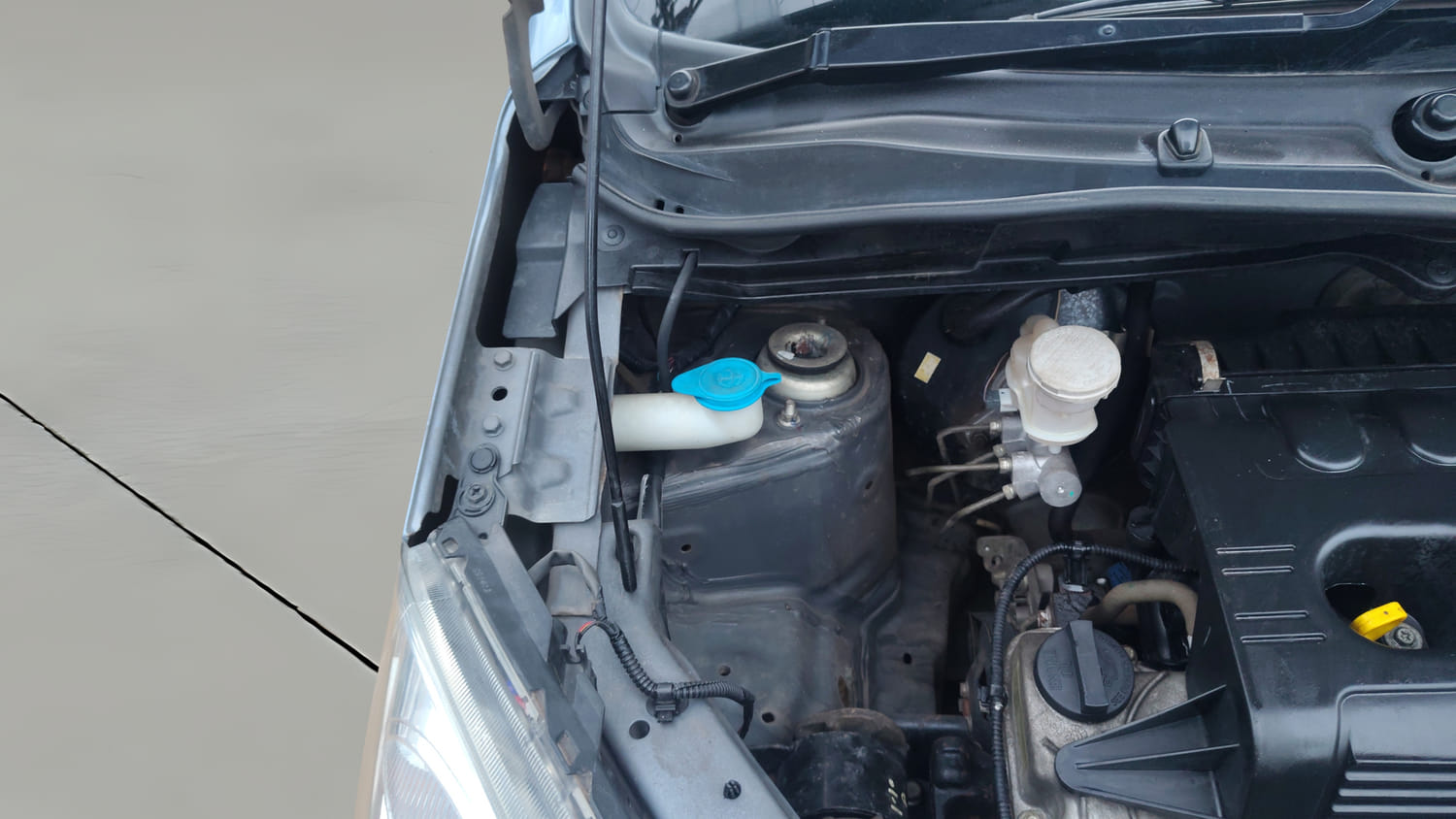 Used 2016 Maruti Suzuki Wagon R 1.0 VXI AMT Petrol Automatic engine ENGINE RIGHT SIDE HINGE & APRON VIEW