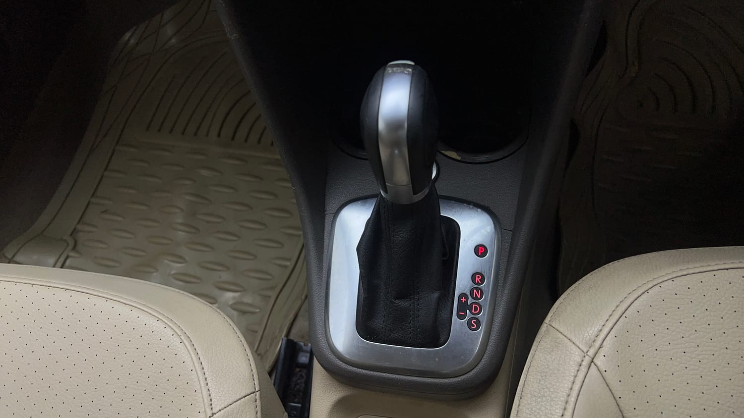 Used 2016 Volkswagen Vento Highline 1.2 (P) AT Petrol Automatic interior GEAR  KNOB VIEW