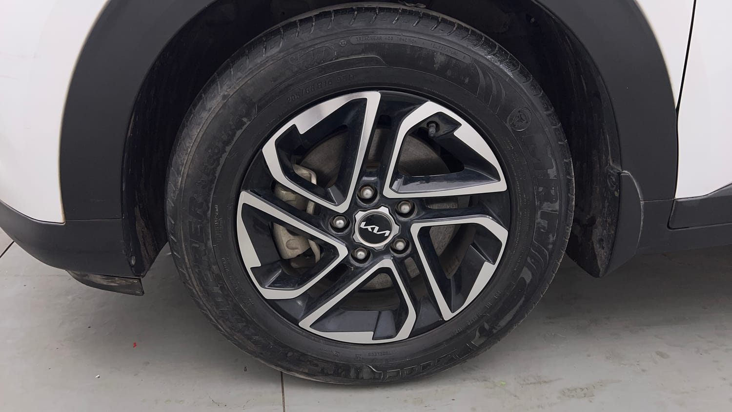 Used 2023 Kia Carens Luxury (O)1.5 Turbo Petrol DCT 7 STR Petrol Automatic tyres LEFT FRONT TYRE RIM VIEW