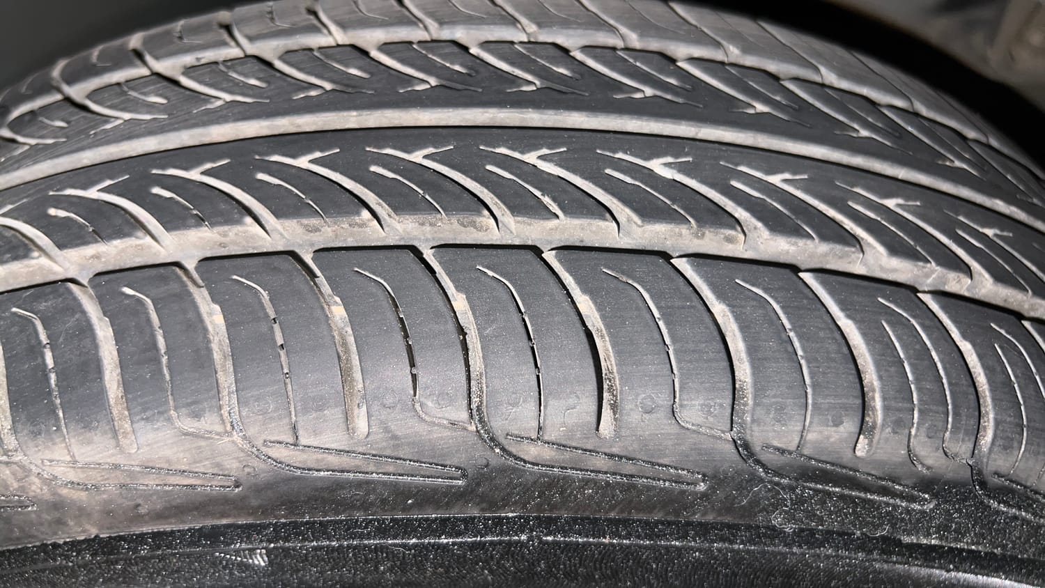 Used 2016 Maruti Suzuki Eeco 5 STR WITH A/C+HTR Petrol Manual tyres RIGHT REAR TYRE TREAD VIEW