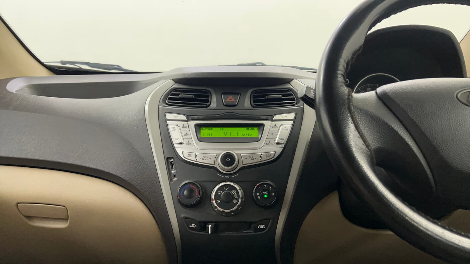Used 2018 Hyundai Eon Magna + Petrol Manual interior MUSIC SYSTEM & AC CONTROL VIEW