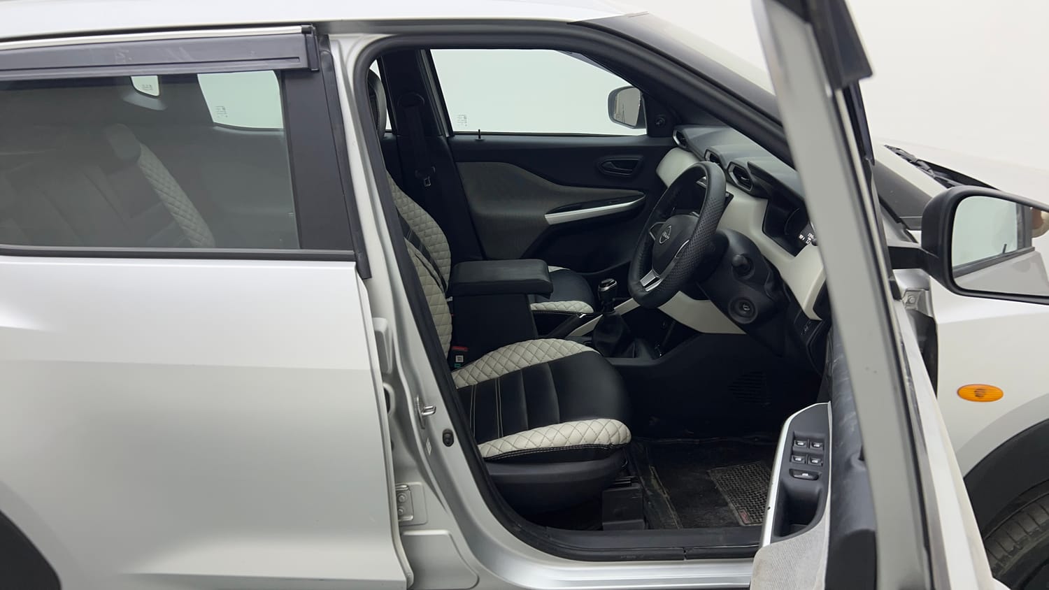 Used 2022 Nissan Magnite XE Petrol Manual interior RIGHT SIDE FRONT DOOR CABIN VIEW