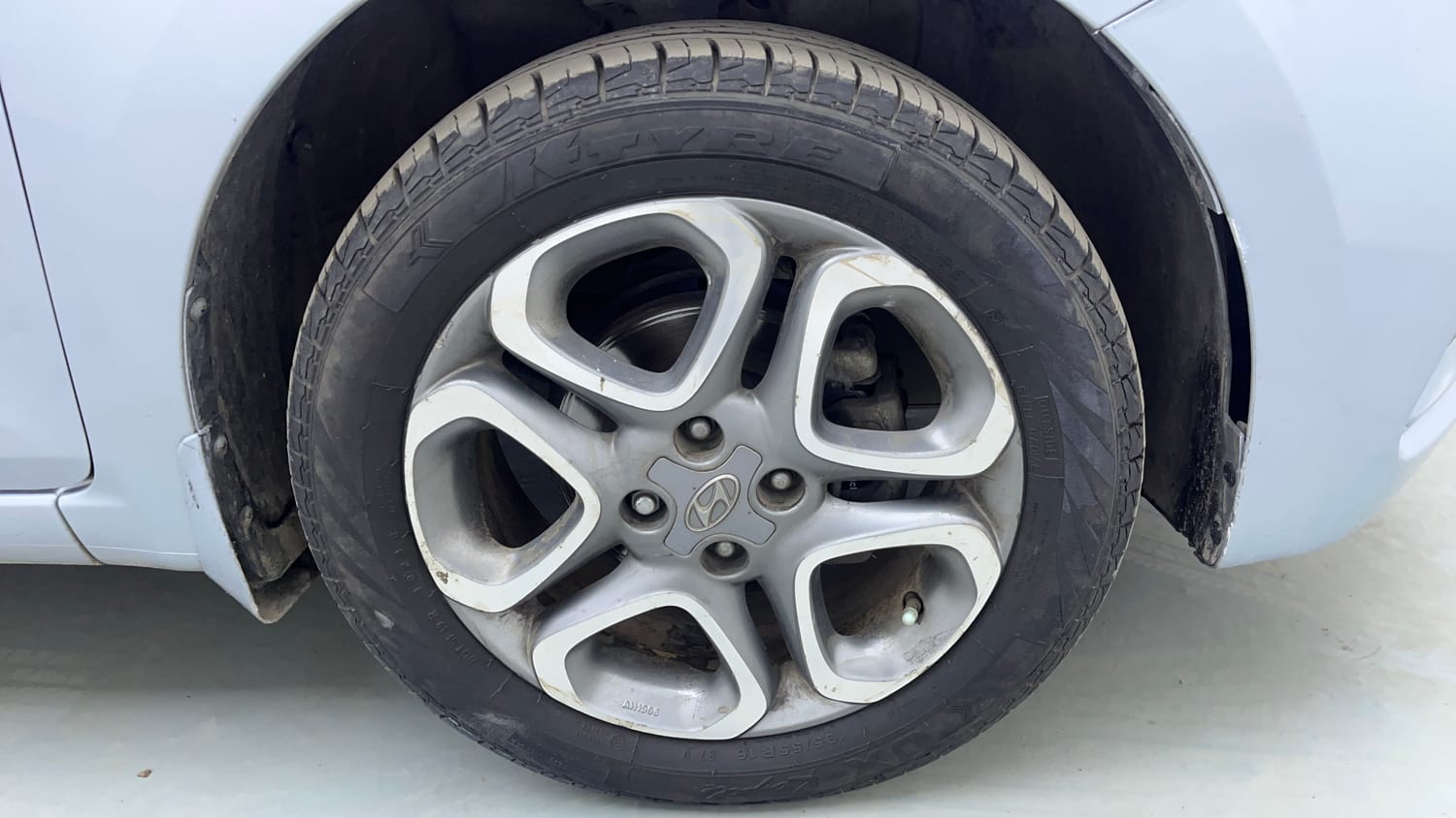 Used 2020 Hyundai Elite i20 Asta 1.2 (O) CVT Petrol Automatic tyres RIGHT FRONT TYRE RIM VIEW