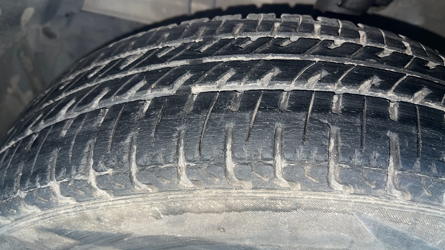 Used 2015 Maruti Suzuki Swift Lxi (O) Petrol Manual tyres LEFT FRONT TYRE TREAD VIEW