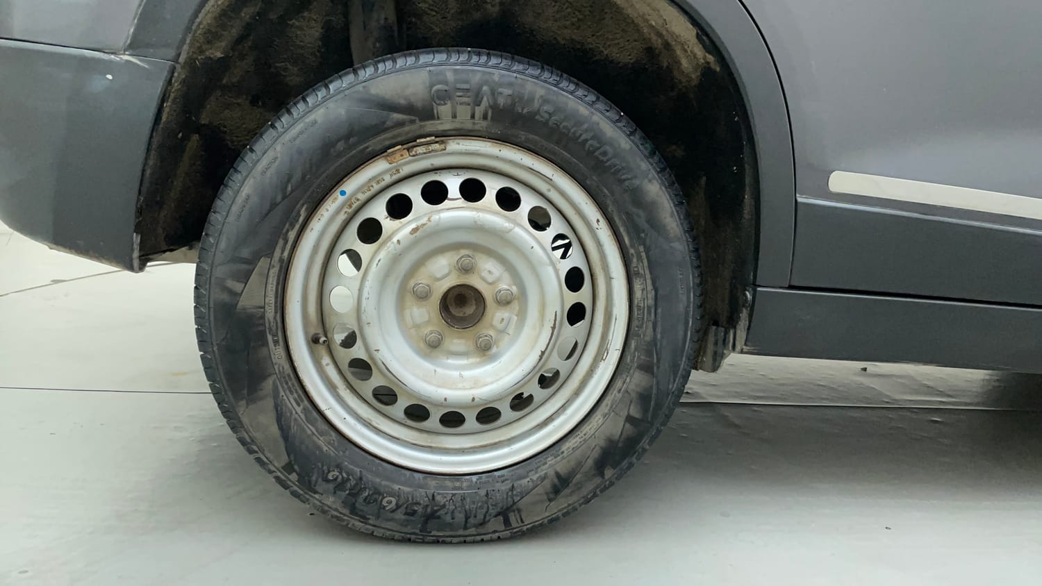 Used 2017 Maruti Suzuki Vitara Brezza LDi (O) Diesel Manual tyres RIGHT REAR TYRE RIM VIEW
