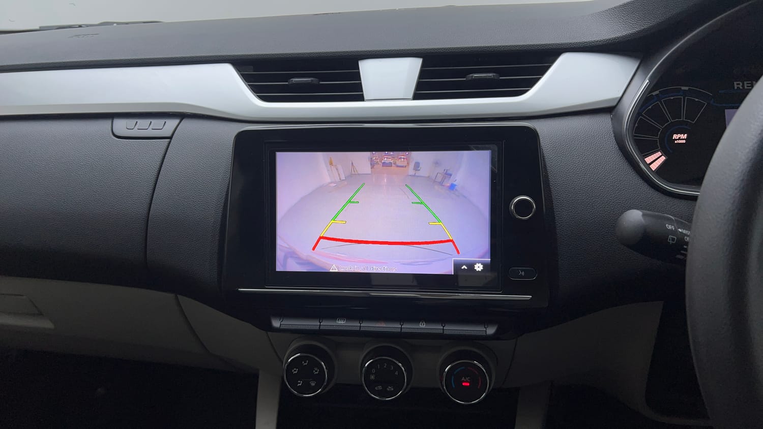 Used 2021 Renault Triber RXZ Petrol Manual top_features Rear camera