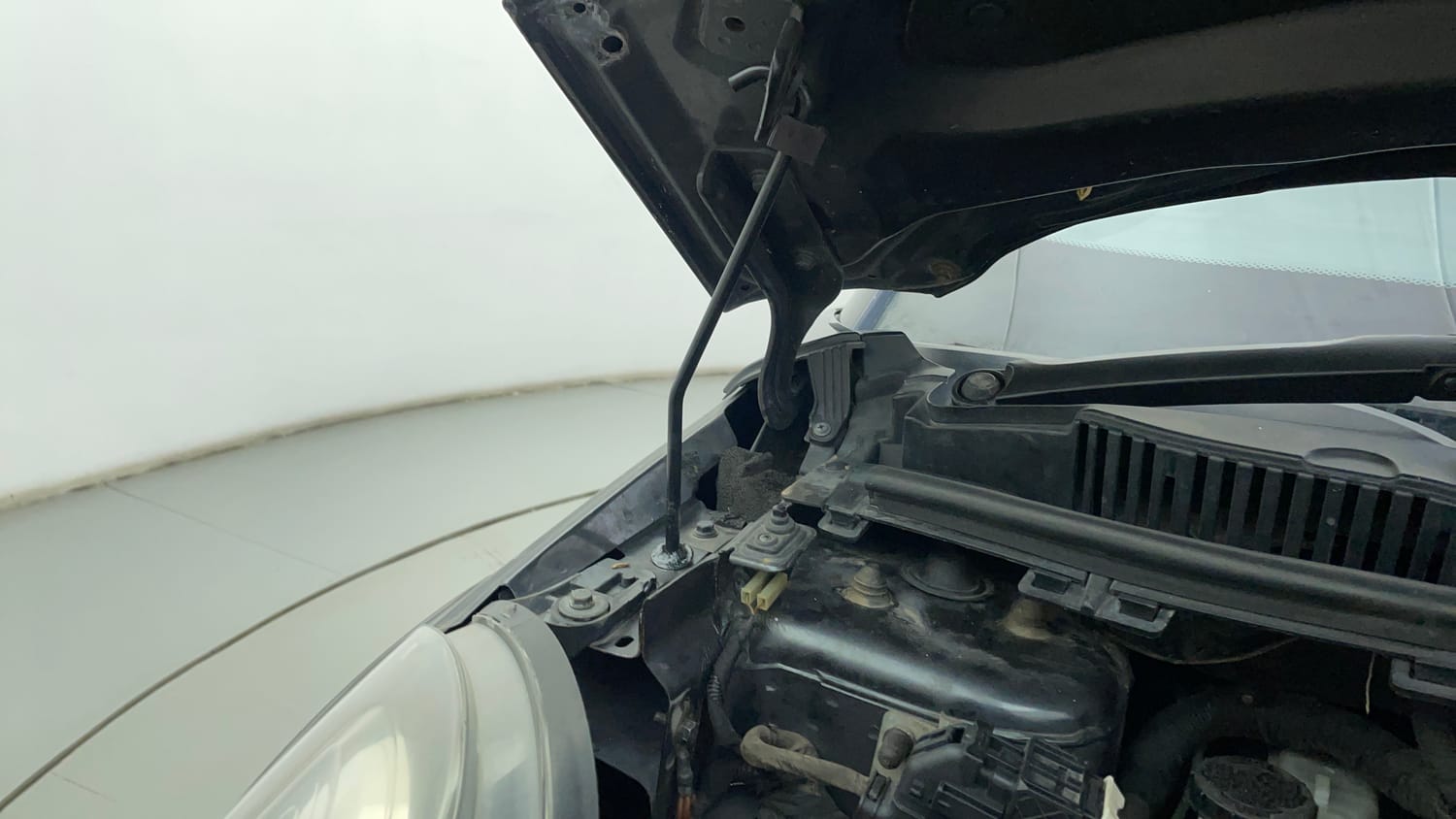 Used 2018 Tata Nexon XZ Plus Diesel Diesel Manual engine ENGINE RIGHT SIDE HINGE & APRON VIEW
