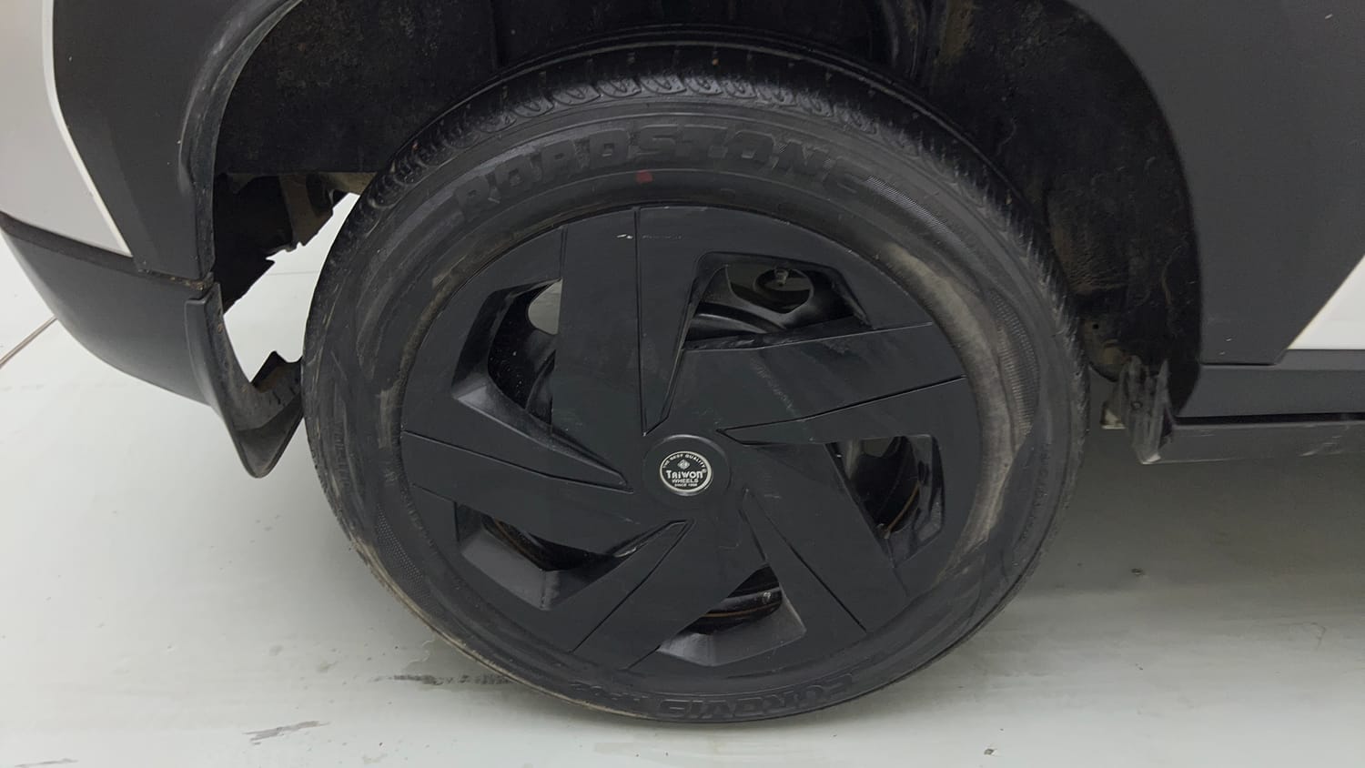 Used 2022 Nissan Magnite XE Petrol Manual tyres RIGHT REAR TYRE RIM VIEW