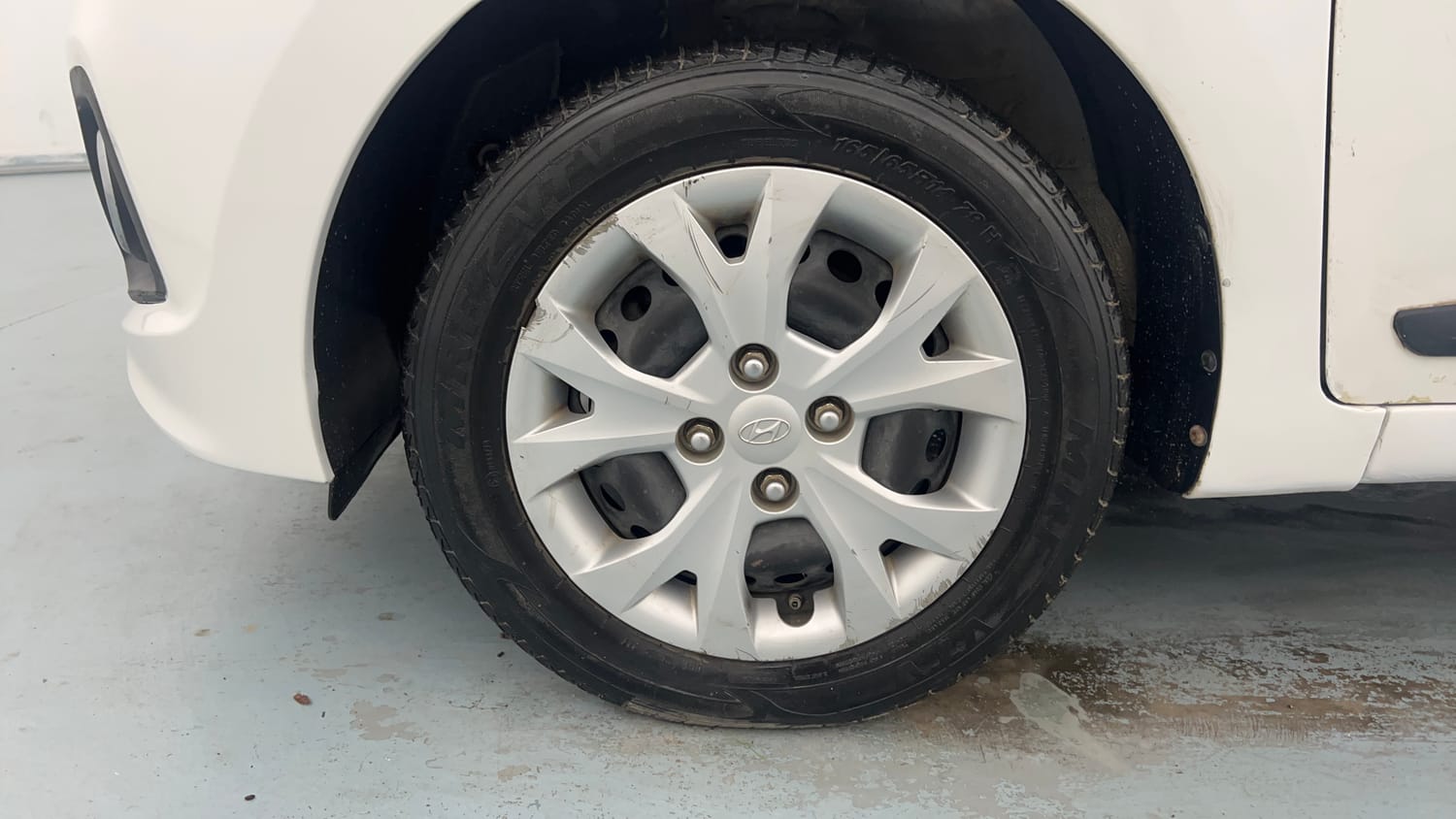 Used 2014 Hyundai Grand i10 Magna 1.2 Kappa VTVT Petrol Manual tyres LEFT FRONT TYRE RIM VIEW