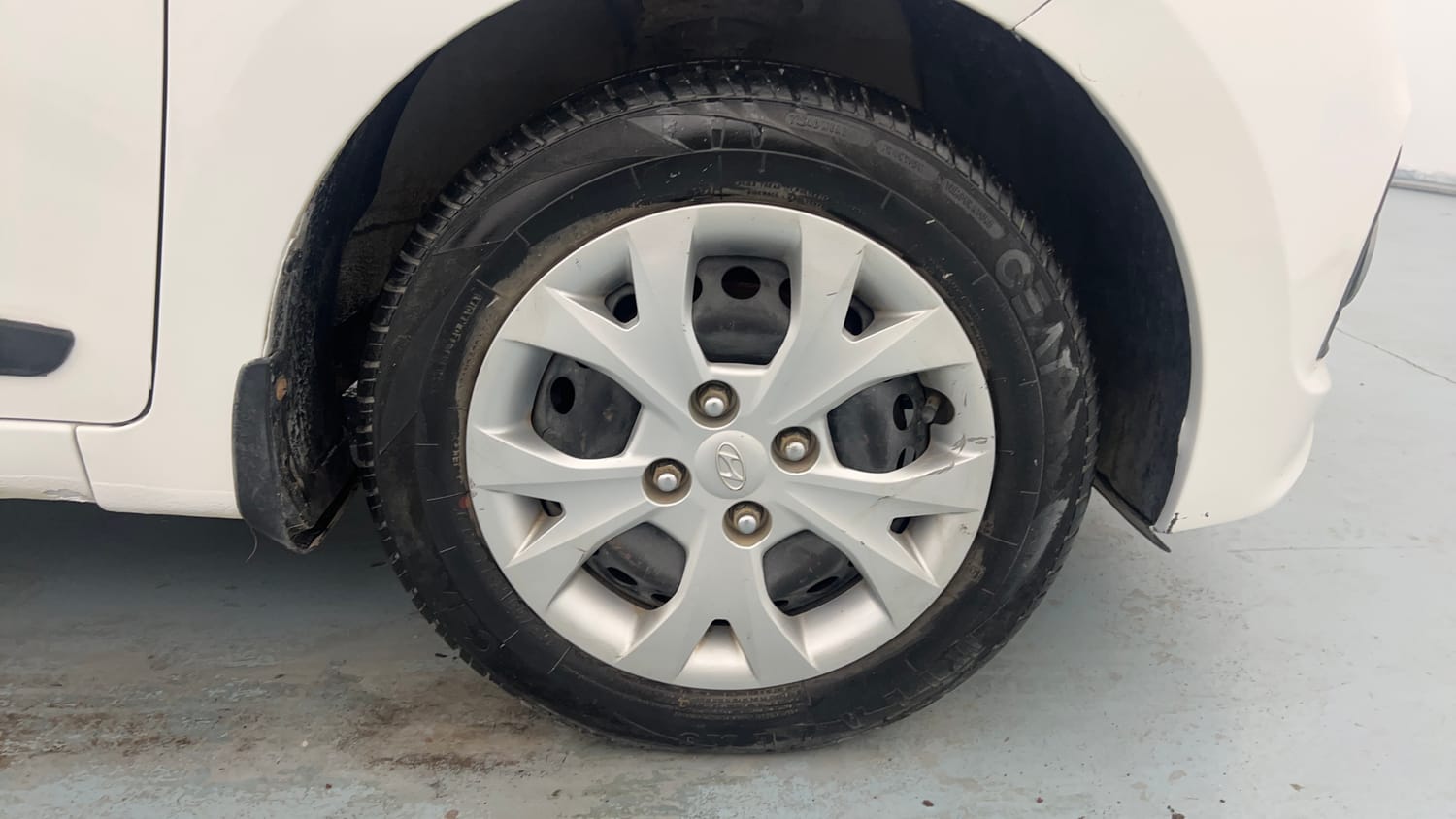 Used 2014 Hyundai Grand i10 Magna 1.2 Kappa VTVT Petrol Manual tyres RIGHT FRONT TYRE RIM VIEW