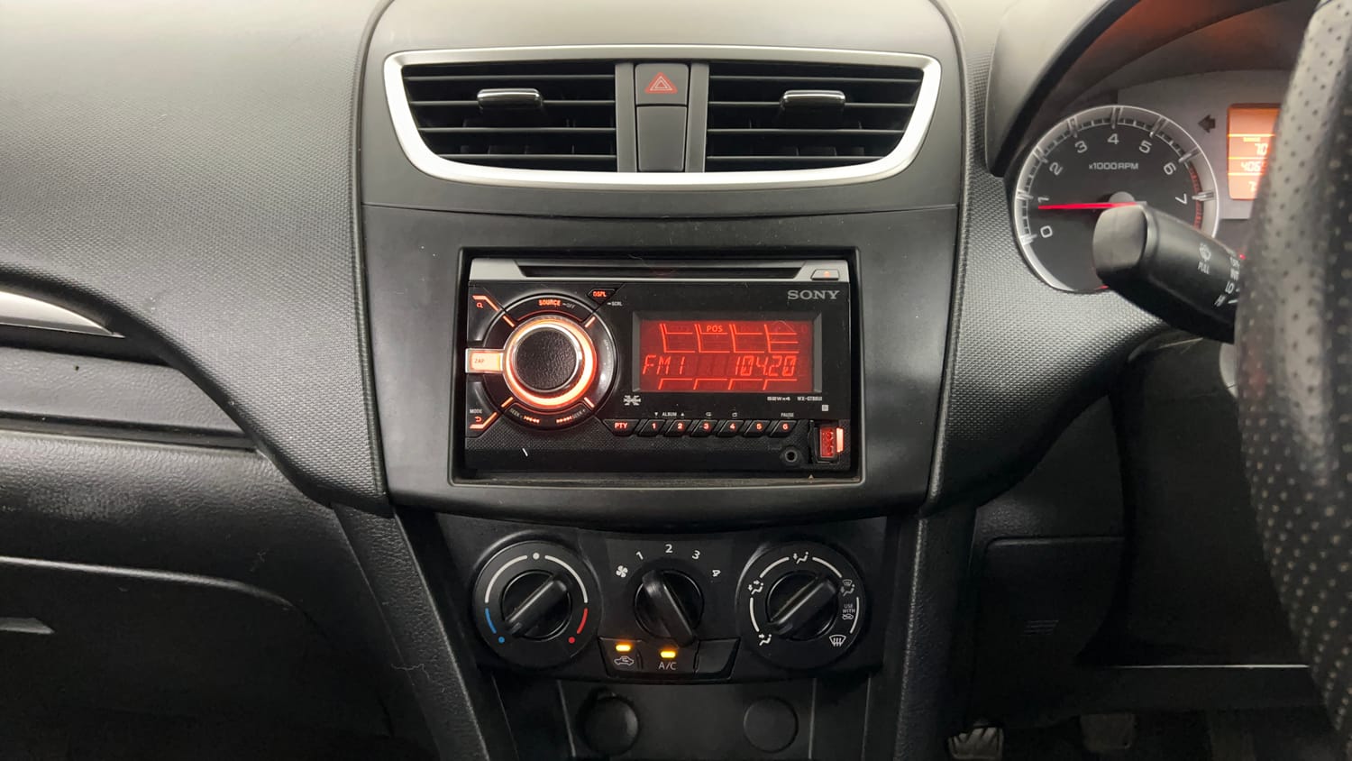 Used 2014 Maruti Suzuki Swift VXi Petrol Manual interior MUSIC SYSTEM & AC CONTROL VIEW
