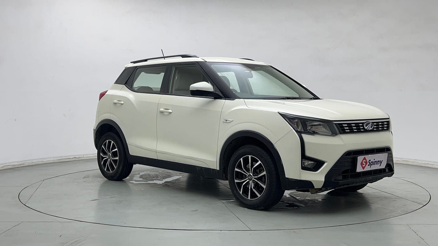 Used 2022 Mahindra XUV 300 W6 1.5 Diesel Diesel Manual exterior RIGHT FRONT CORNER VIEW