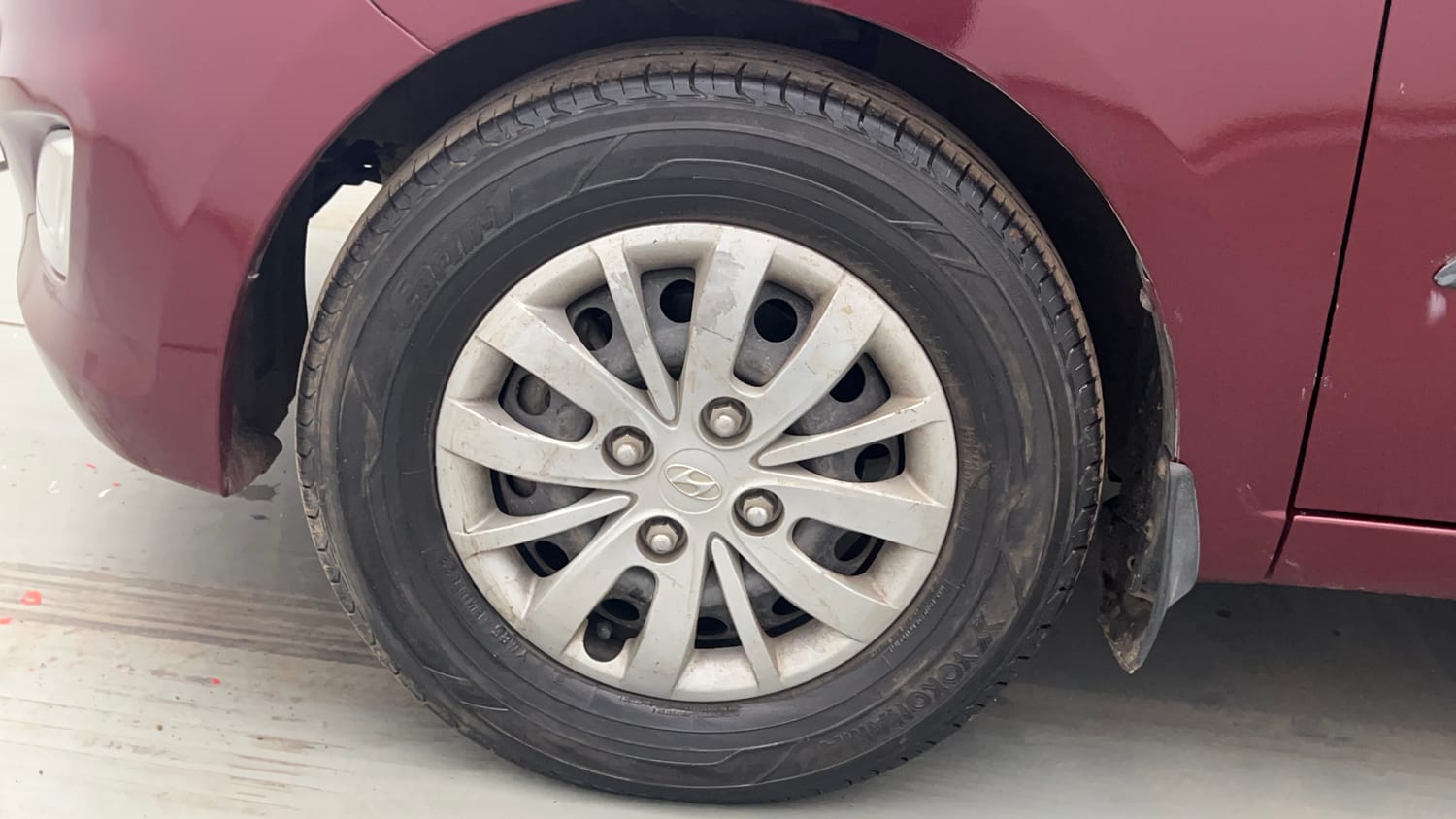 Used 2016 Hyundai i10 Sportz 1.1 iRDE2 Petrol Manual tyres LEFT FRONT TYRE RIM VIEW