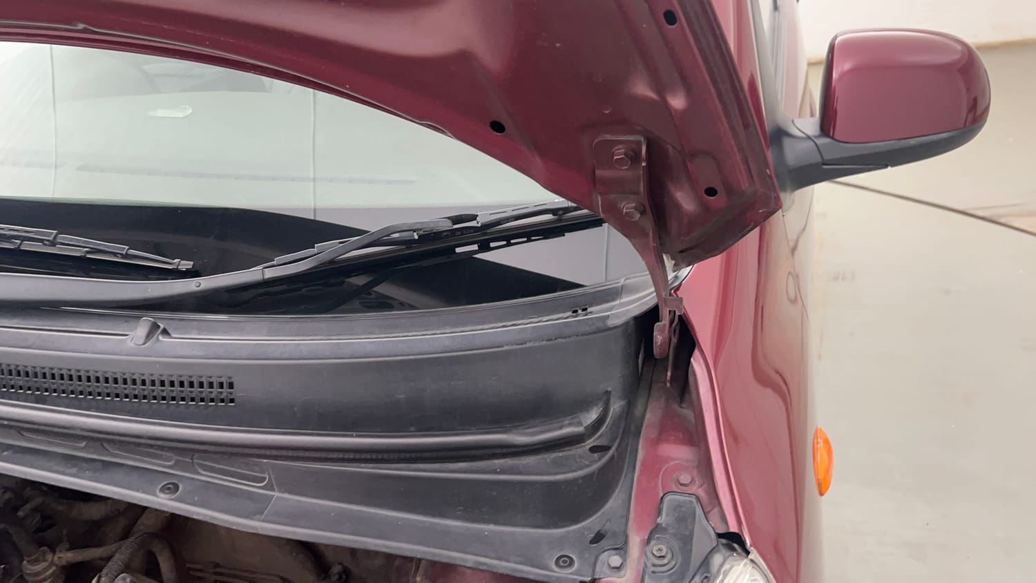 Used 2016 Hyundai i10 Sportz 1.1 iRDE2 Petrol Manual engine ENGINE LEFT SIDE HINGE & APRON VIEW