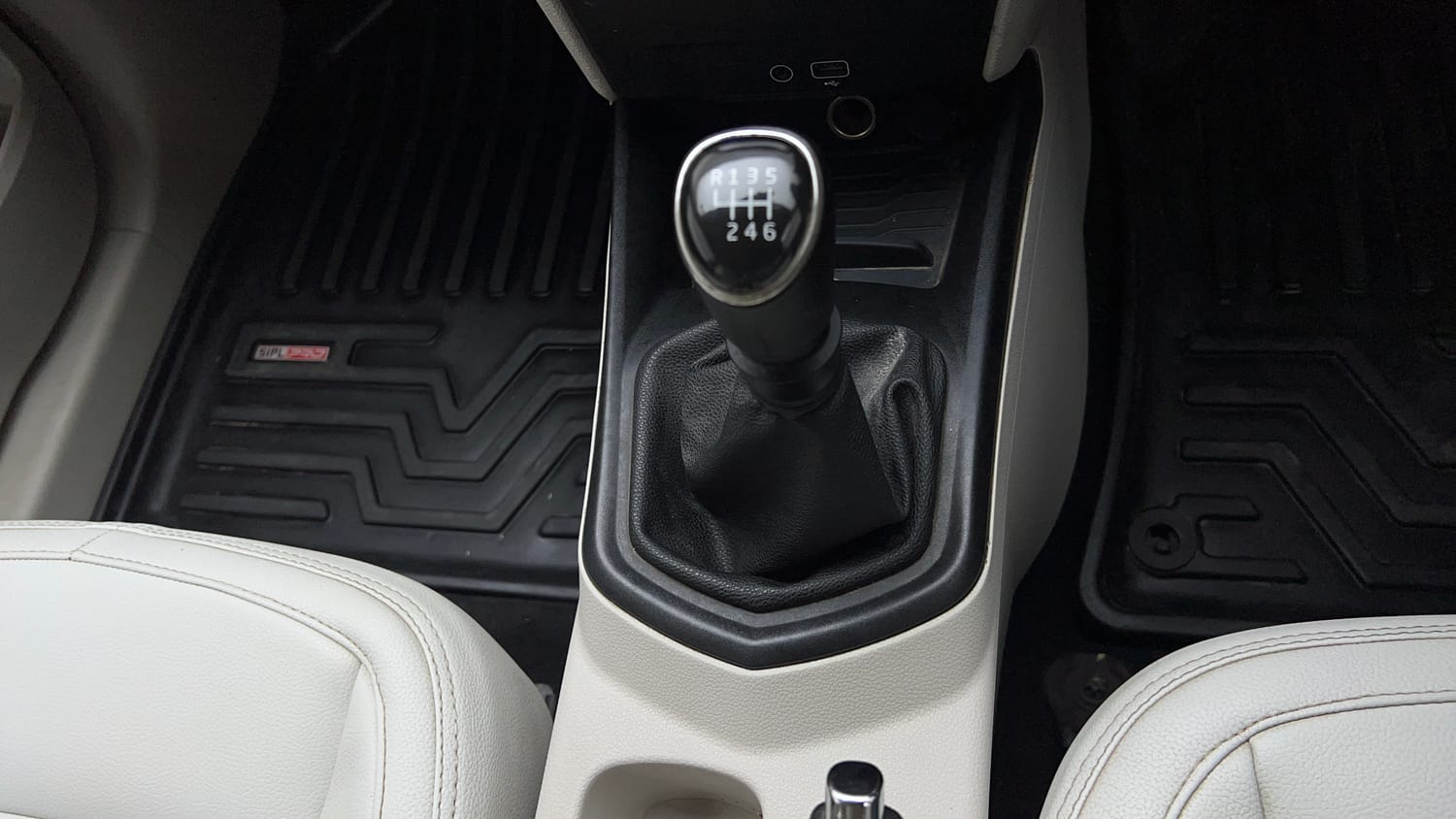 Used 2022 Mahindra XUV 300 W6 1.5 Diesel Diesel Manual interior GEAR  KNOB VIEW