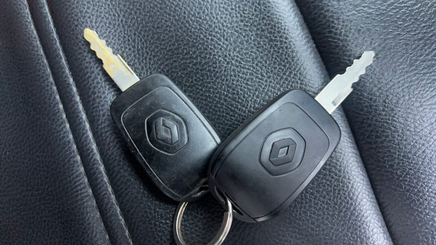 Used 2018 Renault Kwid RXT (O) 1.0 SCE Edition Petrol Manual extra CAR KEY VIEW