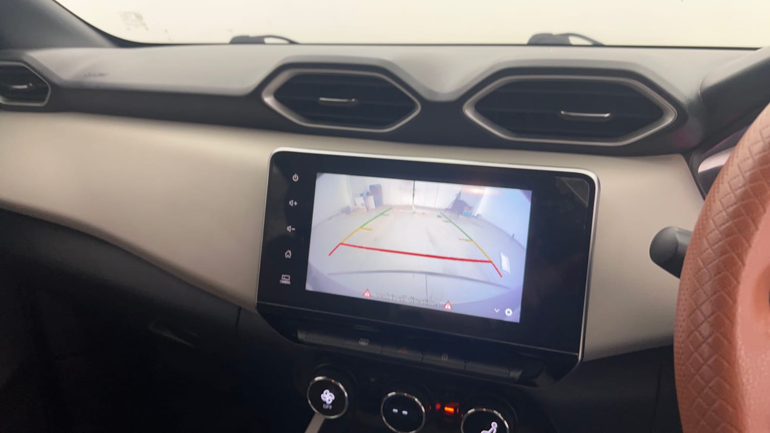 Used 2021 Nissan Magnite XV Turbo Petrol Manual top_features Rear camera