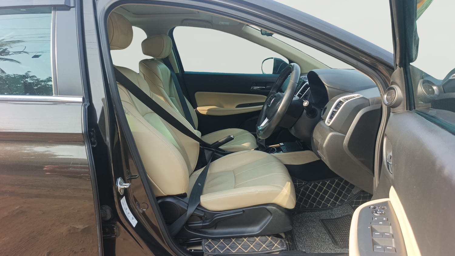 Used 2023 Honda City ZX Petrol Petrol Manual interior RIGHT SIDE FRONT DOOR CABIN VIEW