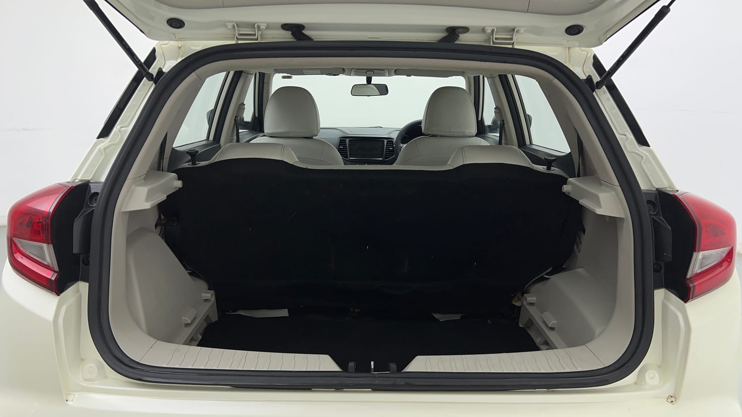 Used 2022 Mahindra XUV 300 W6 1.5 Diesel Diesel Manual interior DICKY INSIDE VIEW