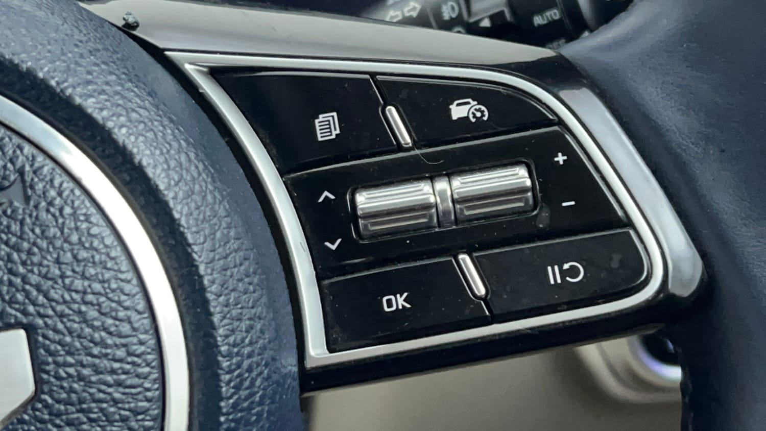Used 2023 Kia Carens Luxury (O)1.5 Turbo Petrol DCT 7 STR Petrol Automatic top_features Cruise control