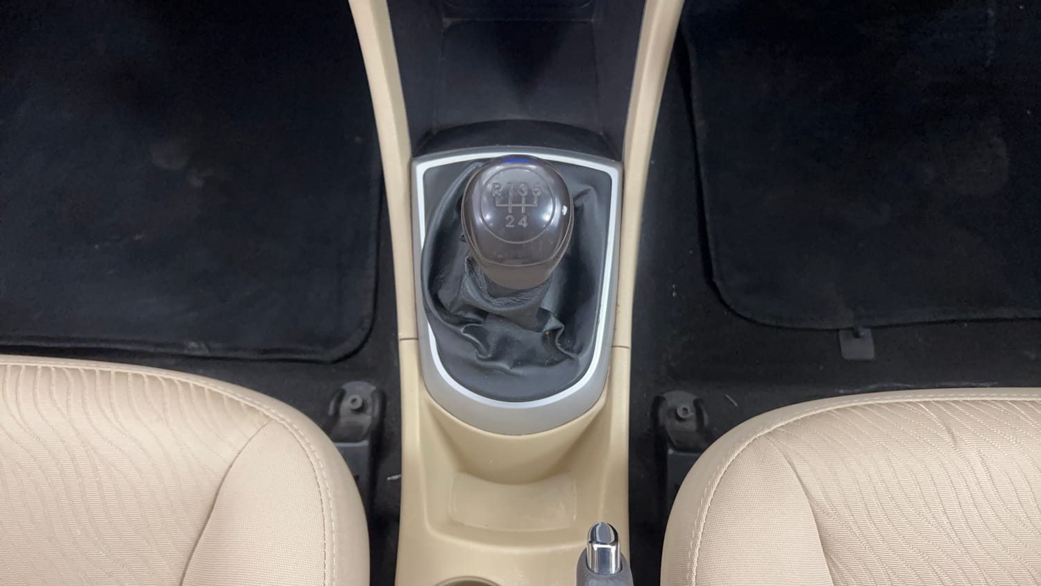Used 2013 Hyundai Verna Fluidic 1.6 VTVT SX Petrol Manual interior GEAR  KNOB VIEW