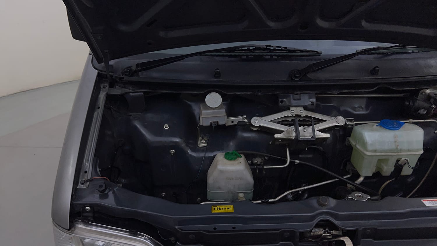 Used 2016 Maruti Suzuki Eeco 5 STR WITH A/C+HTR Petrol Manual engine ENGINE RIGHT SIDE HINGE & APRON VIEW
