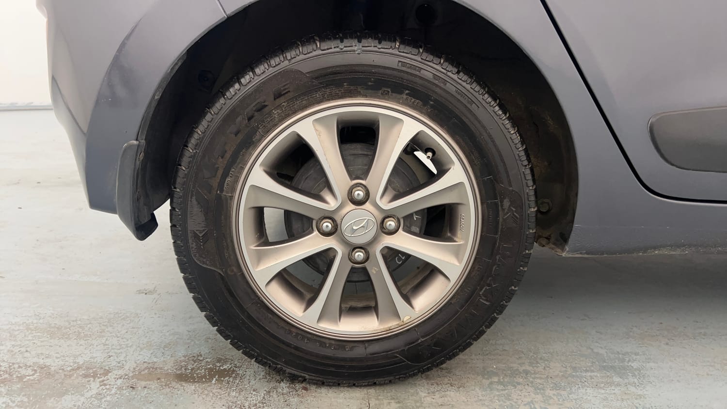 Used 2016 Hyundai Grand i10 Asta 1.2 Kappa VTVT (O) Petrol Manual tyres RIGHT REAR TYRE RIM VIEW