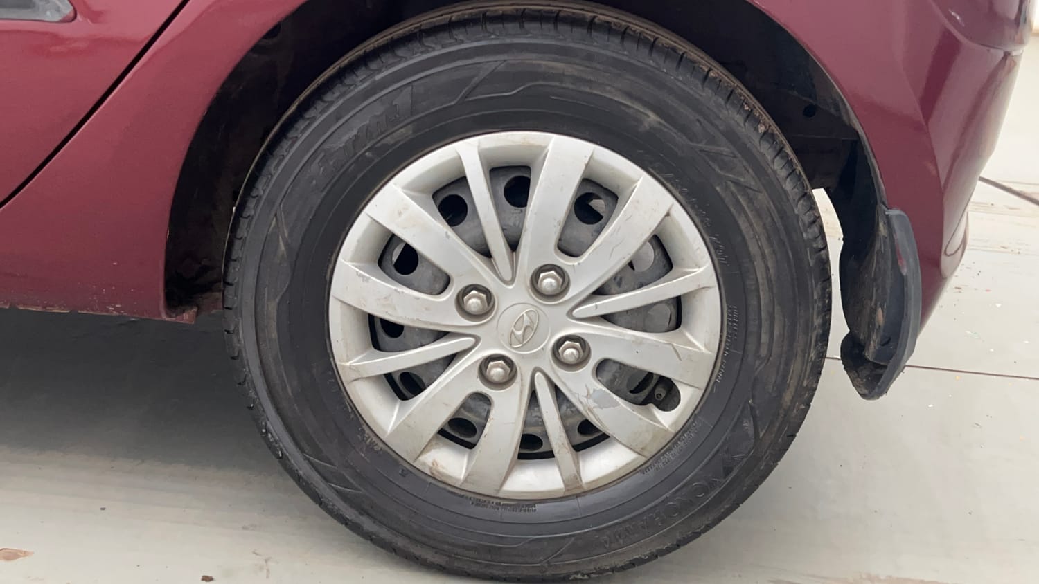Used 2016 Hyundai i10 Sportz 1.1 iRDE2 Petrol Manual tyres LEFT REAR TYRE RIM VIEW