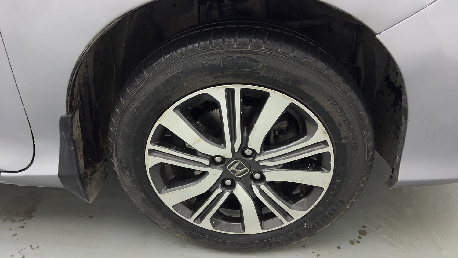Used 2022 Honda City 4th Generation V Petrol Petrol Manual tyres RIGHT FRONT TYRE RIM VIEW