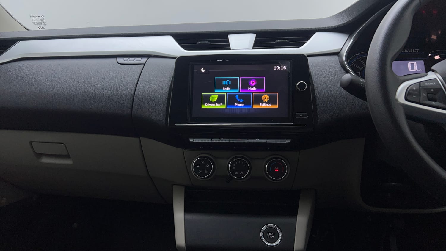 Used 2021 Renault Triber RXZ Petrol Manual interior MUSIC SYSTEM & AC CONTROL VIEW