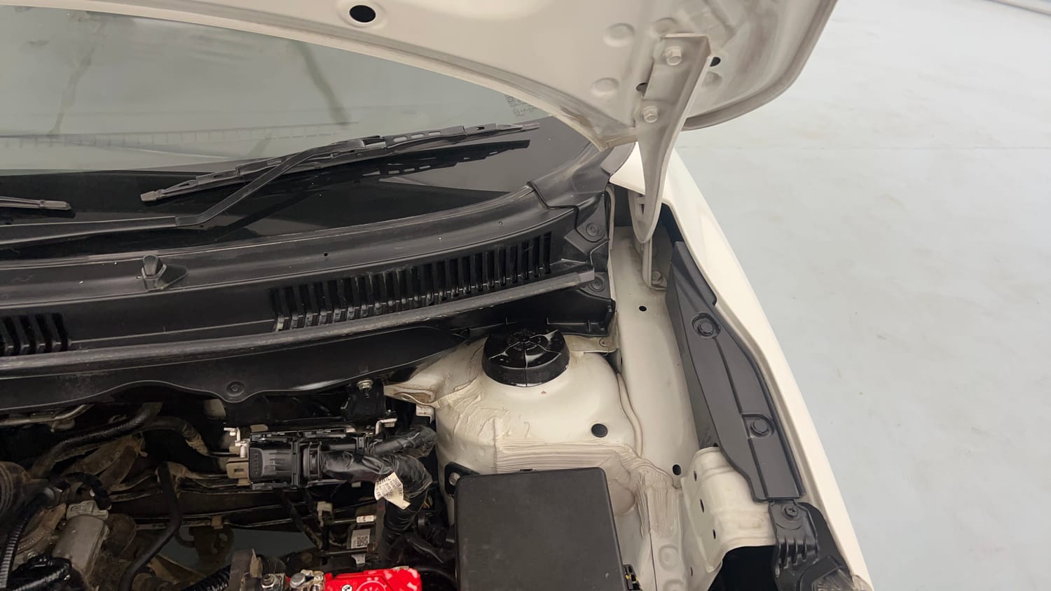 Used 2024 Maruti Suzuki Baleno Alpha MT Petrol Manual engine ENGINE LEFT SIDE HINGE & APRON VIEW