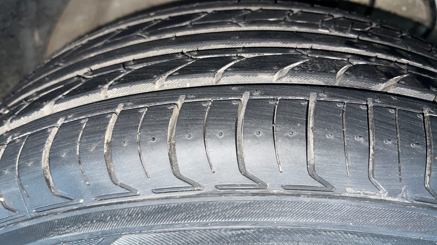 Used 2022 Mahindra XUV 300 W6 1.5 Diesel Diesel Manual tyres RIGHT FRONT TYRE TREAD VIEW