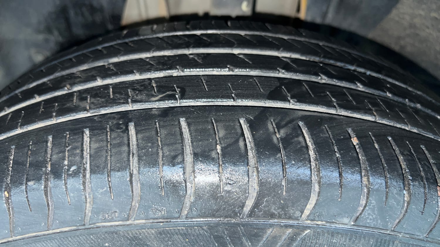 Used 2022 Nissan Magnite XE Petrol Manual tyres LEFT FRONT TYRE TREAD VIEW