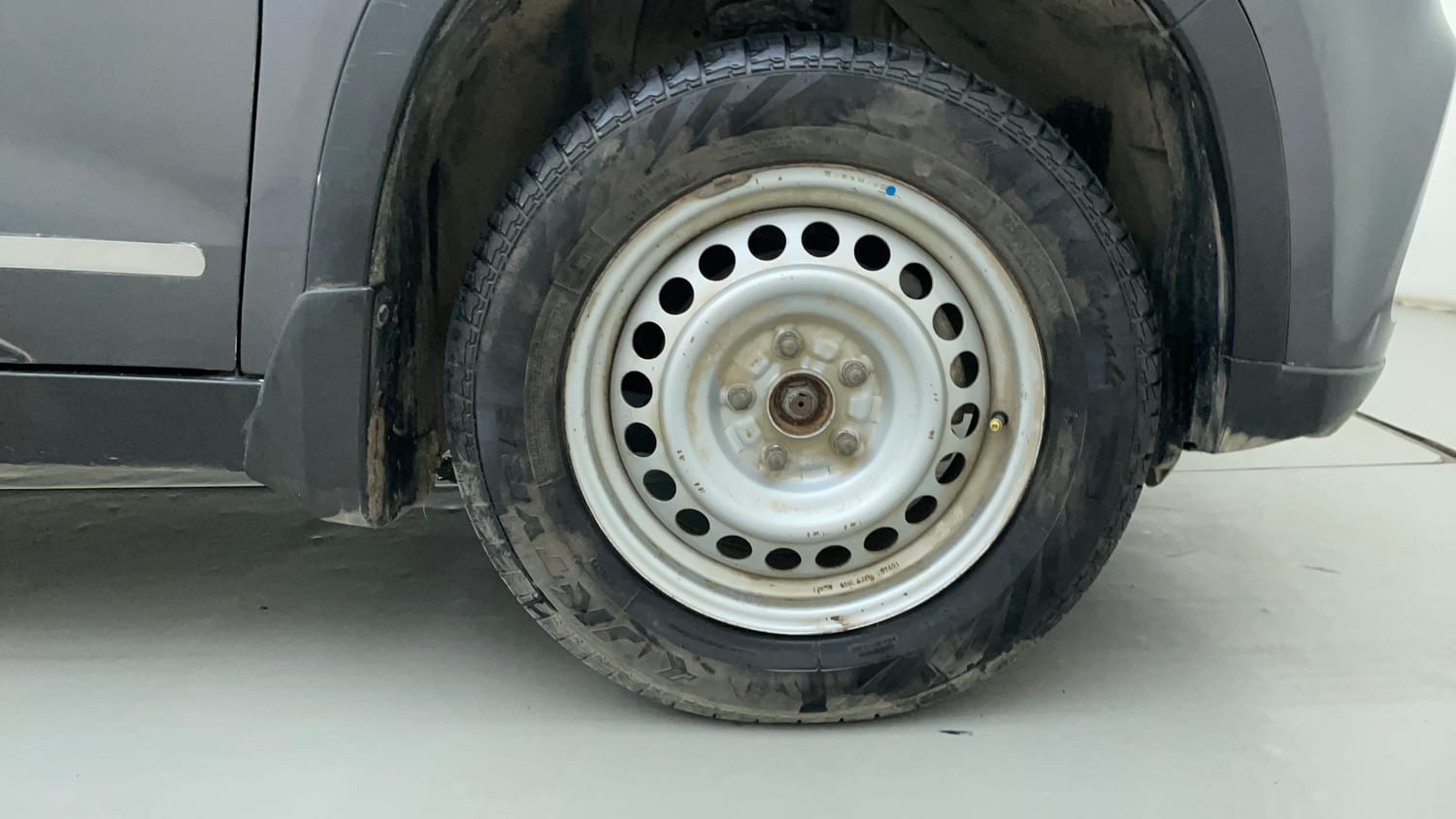 Used 2017 Maruti Suzuki Vitara Brezza LDi (O) Diesel Manual tyres RIGHT FRONT TYRE RIM VIEW