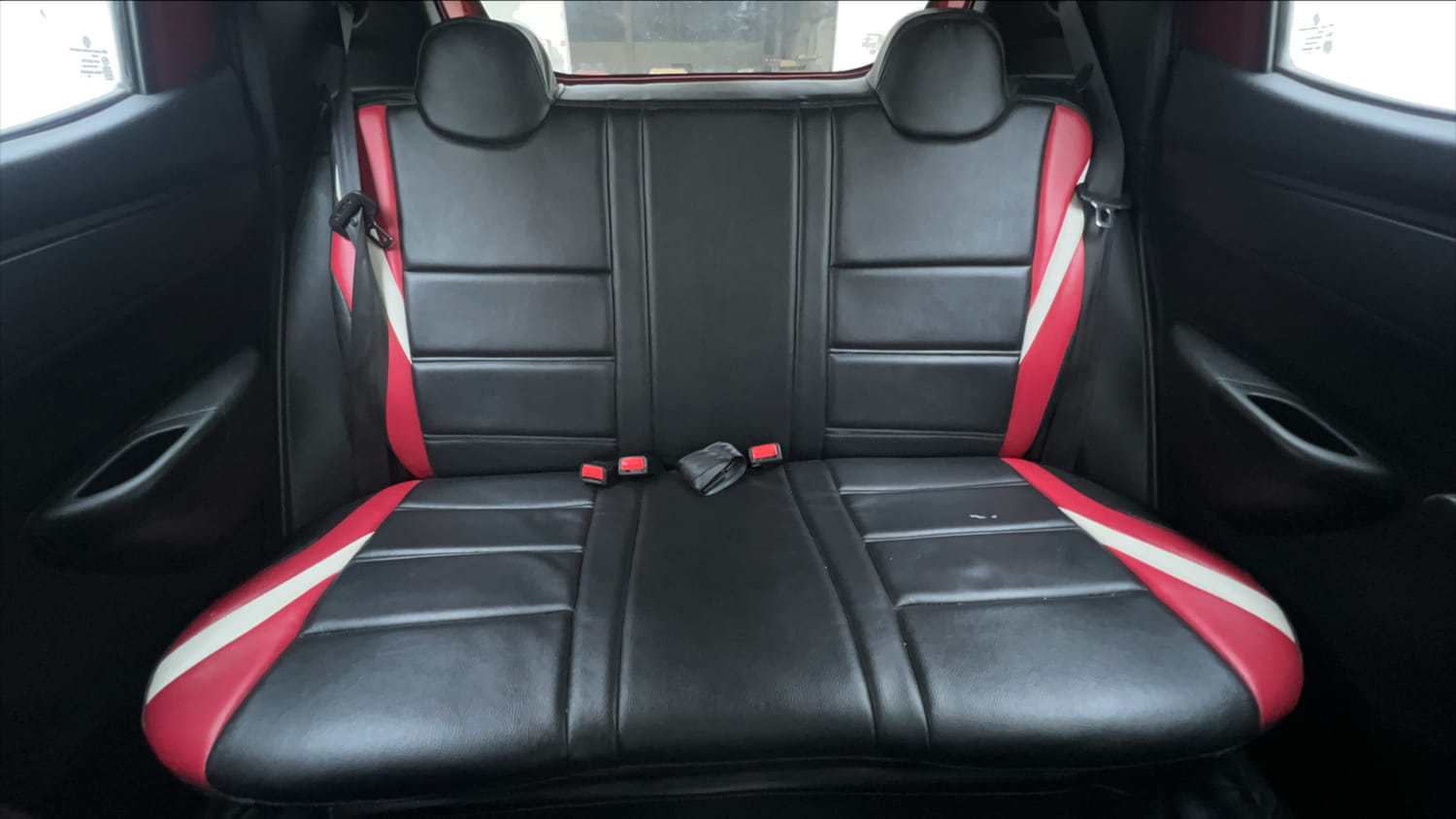 Used 2018 Renault Kwid RXT (O) 1.0 SCE Edition Petrol Manual interior REAR SEAT CONDITION VIEW