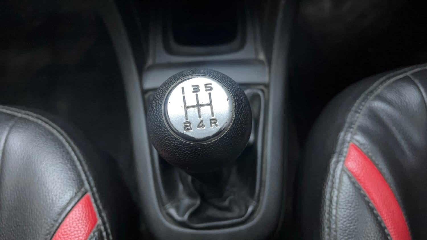 Used 2015 Maruti Suzuki Swift VXi Petrol Manual interior GEAR  KNOB VIEW