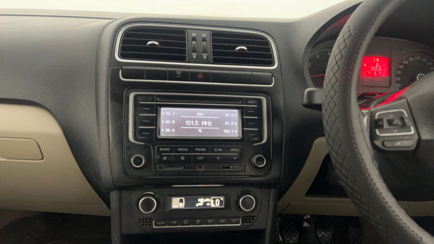 Used 2014 Volkswagen Polo Highline1.2L (P) Petrol Manual interior MUSIC SYSTEM & AC CONTROL VIEW