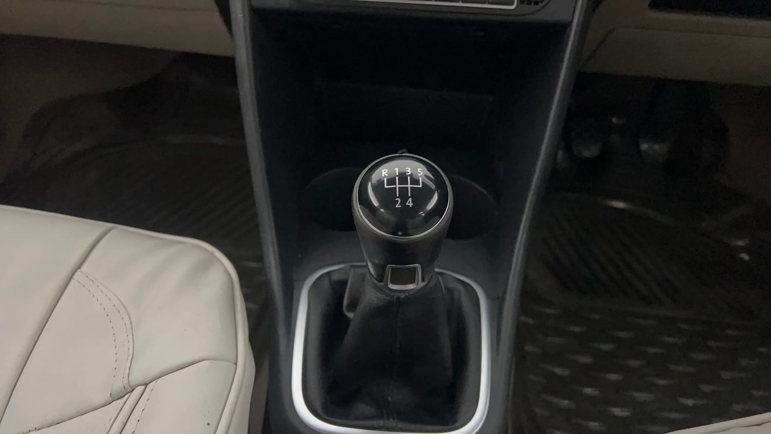 Used 2014 Volkswagen Polo Highline1.2L (P) Petrol Manual interior GEAR  KNOB VIEW