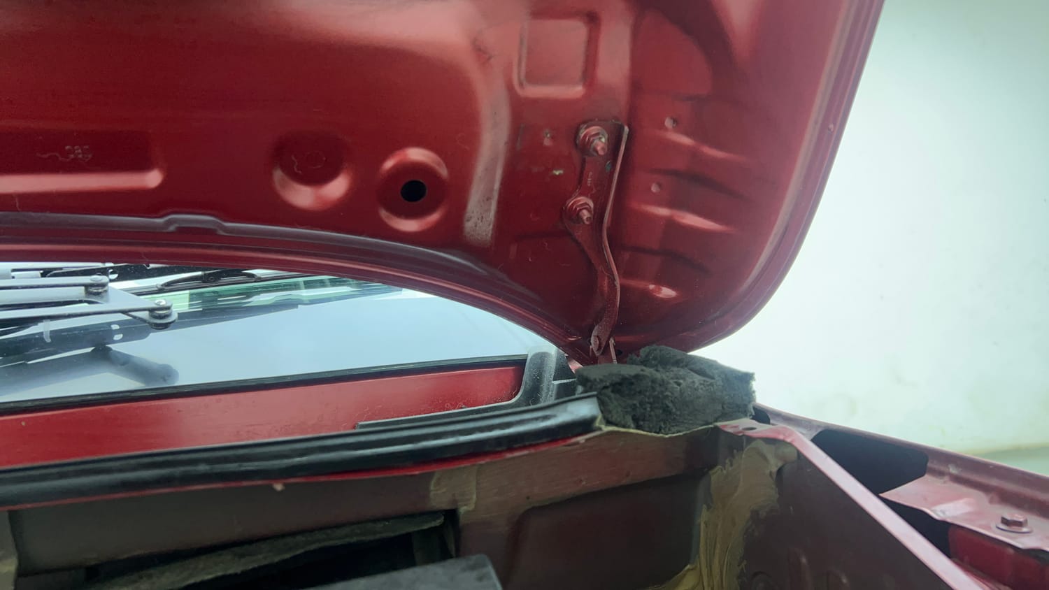 Used 2018 Renault Kwid RXT (O) 1.0 SCE Edition Petrol Manual engine ENGINE LEFT SIDE HINGE & APRON VIEW