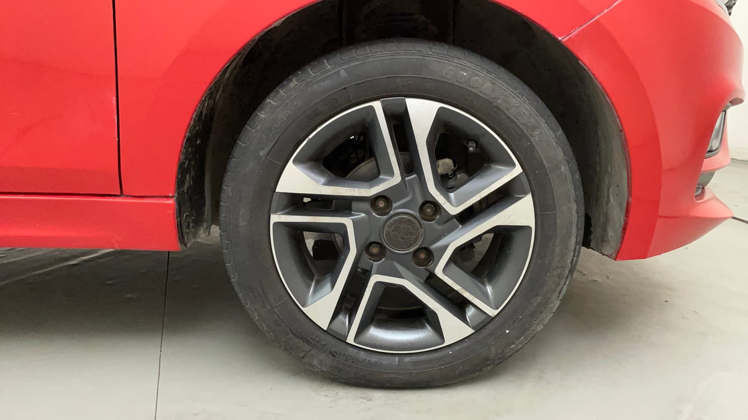 Used 2021 Tata Tiago XZA Plus Petrol Automatic tyres RIGHT FRONT TYRE RIM VIEW