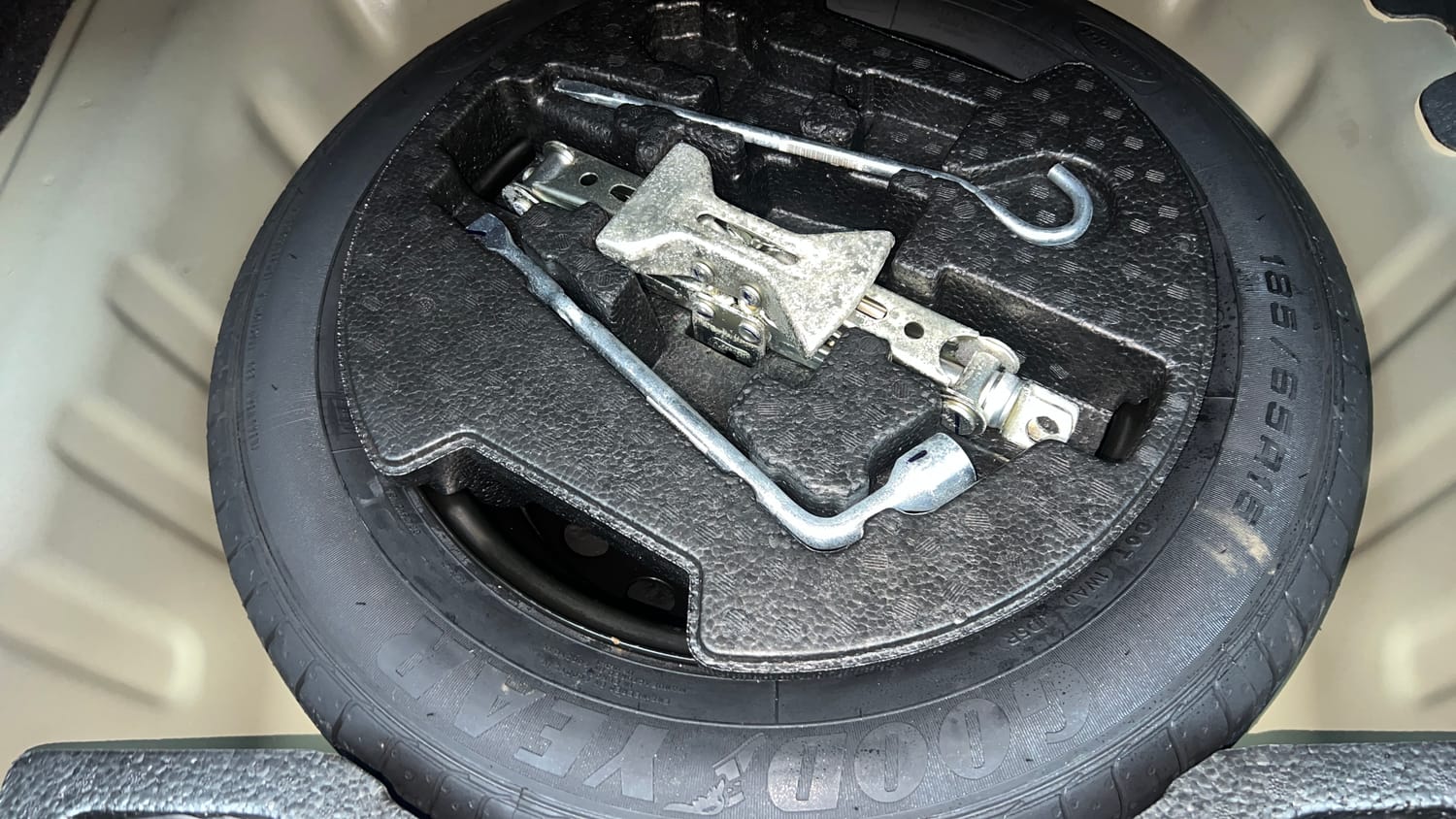 Used 2024 Maruti Suzuki Ciaz Zeta 1.5 AT Petrol Automatic tyres SPARE TYRE VIEW