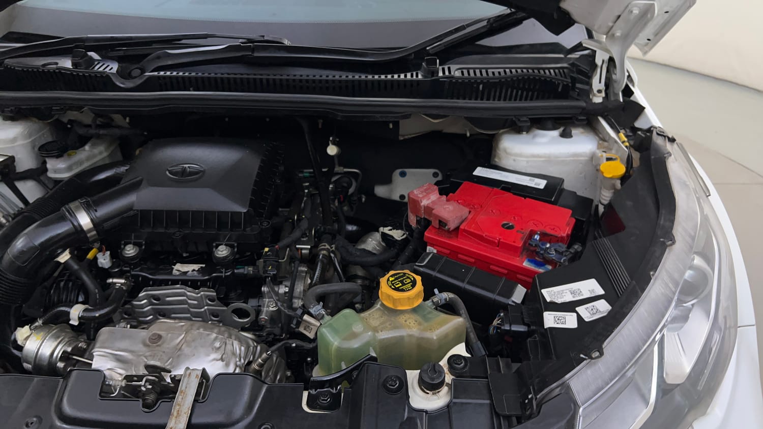 Used 2023 Tata Nexon XZA Plus Petrol Automatic engine ENGINE LEFT SIDE HINGE & APRON VIEW