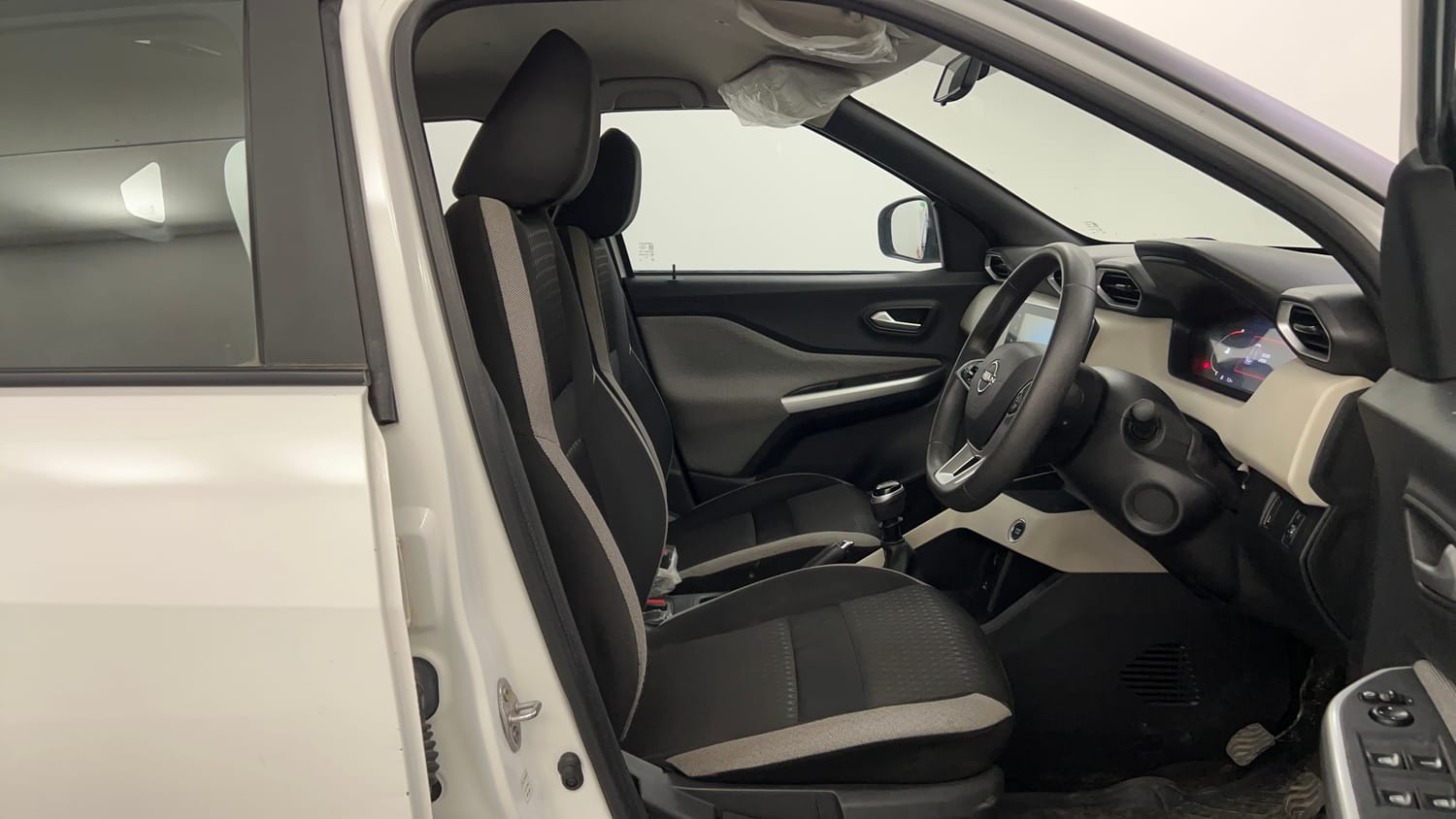 Used 2023 Nissan Magnite XV Petrol Manual interior RIGHT SIDE FRONT DOOR CABIN VIEW