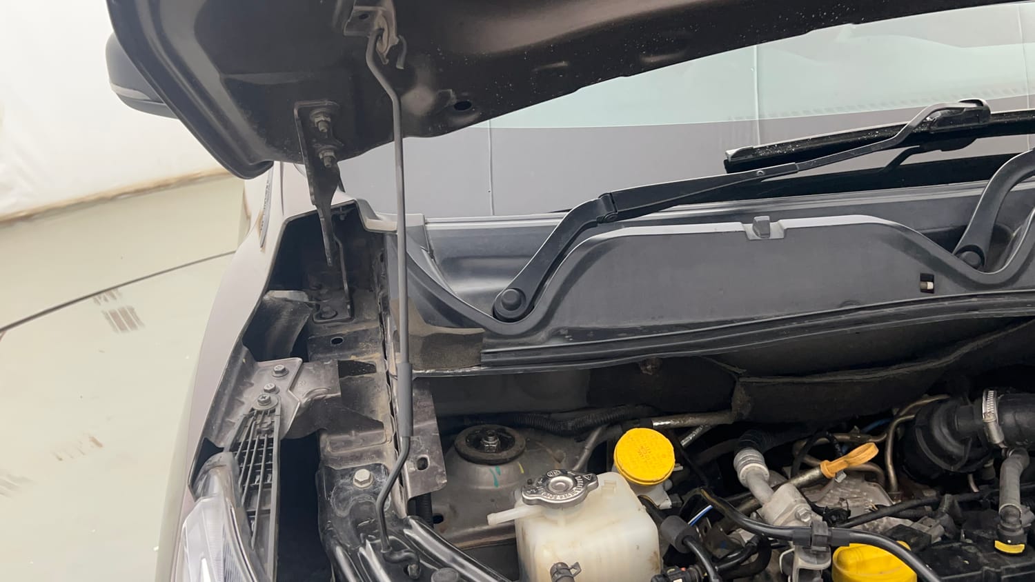 Used 2021 Nissan Magnite XV Turbo Petrol Manual engine ENGINE RIGHT SIDE HINGE & APRON VIEW