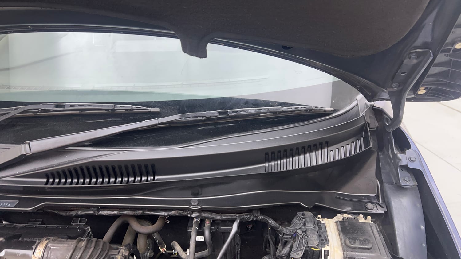 Used 2024 Maruti Suzuki Ignis Sigma 1.2 MT Petrol Manual engine ENGINE LEFT SIDE HINGE & APRON VIEW