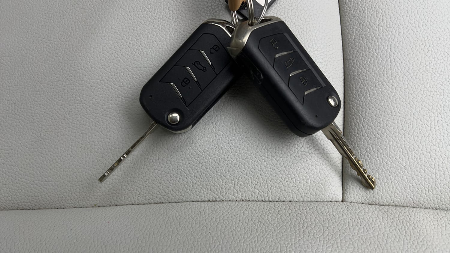 Used 2022 Mahindra XUV 300 W6 1.5 Diesel Diesel Manual extra CAR KEY VIEW