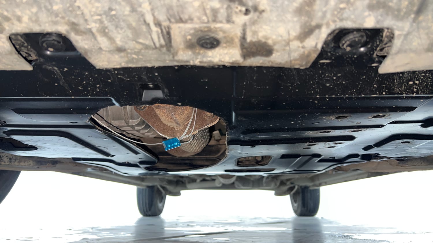 Used 2022 Mahindra XUV 300 W6 1.5 Diesel Diesel Manual extra FRONT LEFT UNDERBODY VIEW