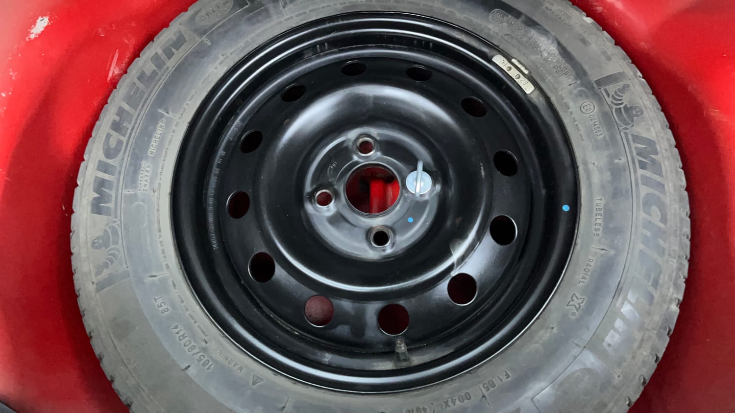 Used 2015 Maruti Suzuki Swift VXi Petrol Manual tyres SPARE TYRE VIEW