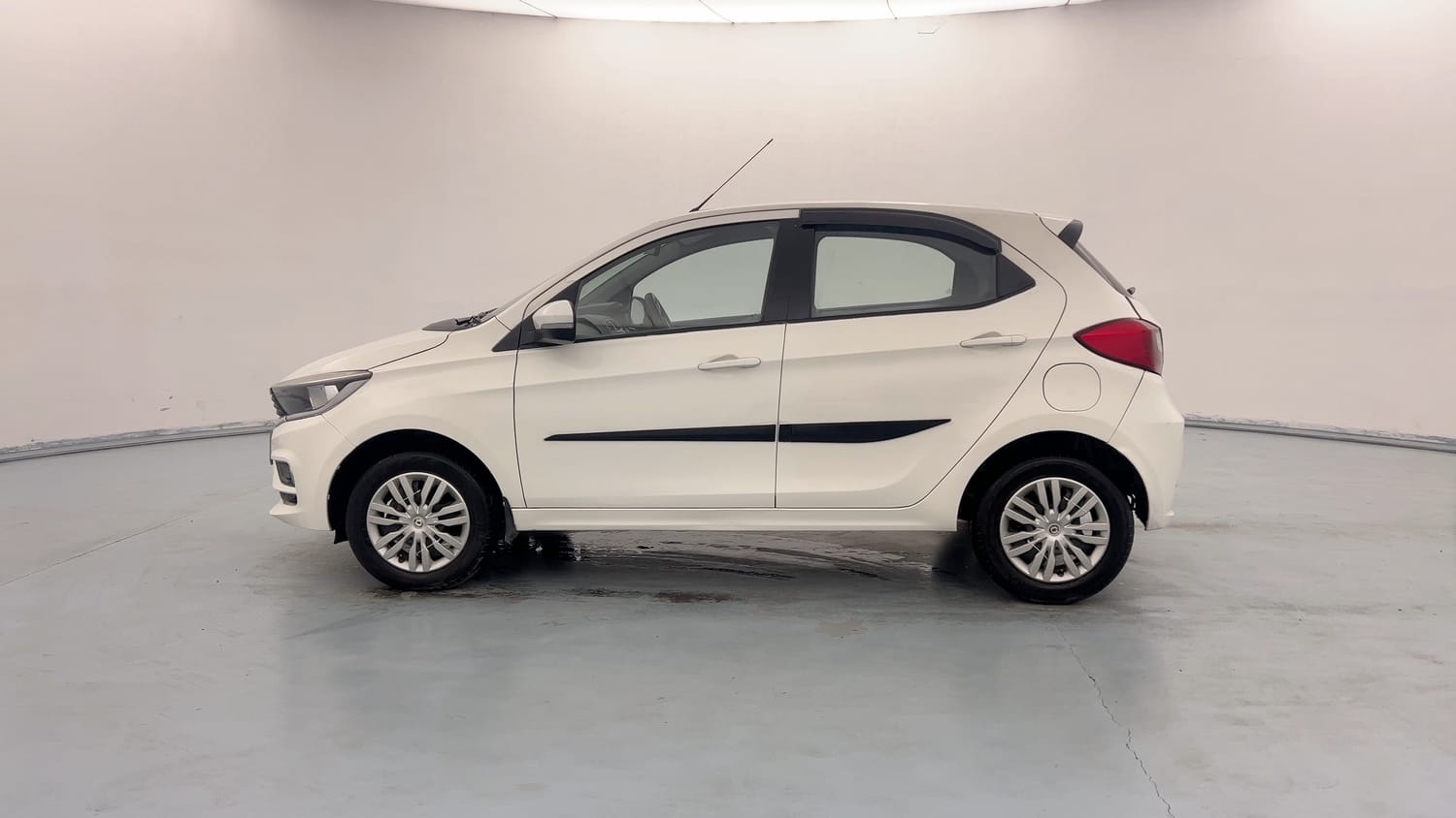 Used 2022 Tata Tiago XZ Petrol Manual exterior LEFT SIDE VIEW