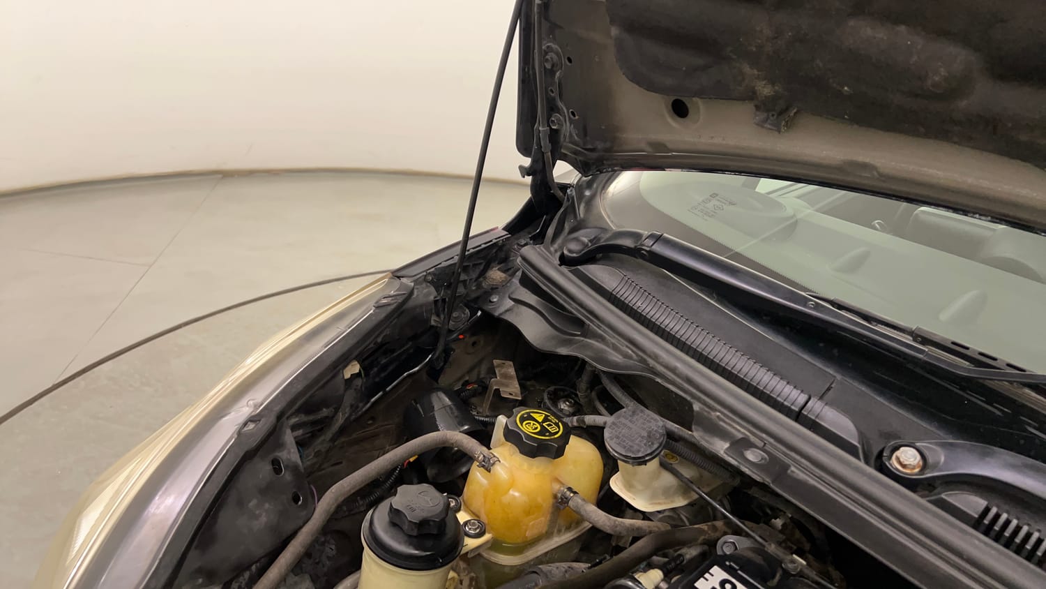 Used 2014 Chevrolet Beat LT Petrol Petrol Manual engine ENGINE RIGHT SIDE HINGE & APRON VIEW